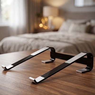 Support pour ordinateur portable noir poser sur la table au salon
