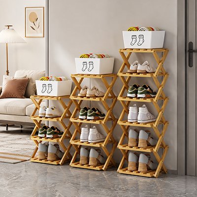 Trois Étagère à chaussures dans le corridor de maison