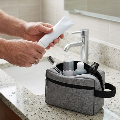 trousse de toilette homme sur lavabo