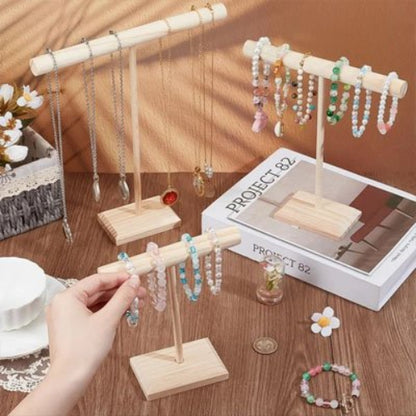 Une main place bijoux sur Porte bijoux