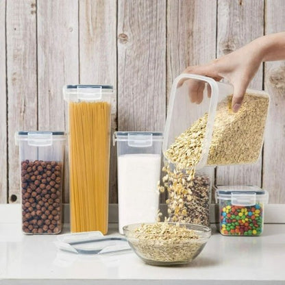  Une mains tient boite alimentaire renverse aliment dans bol