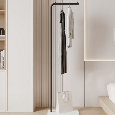 Valet de chambre dans une chambre a coucher