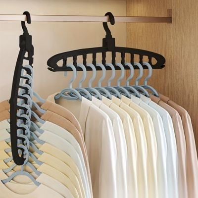 Vêtements bien ranger avec Cintre bleu dans armoire